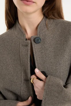 Abrigo con botones y lana