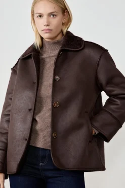 Abrigo corto con cuello de piel sintética