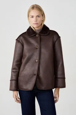 Abrigo corto con cuello de piel sintética