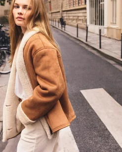 Abrigo corto de piel sintética