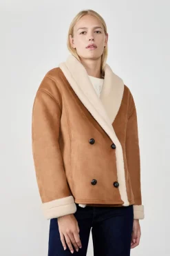 Abrigo corto de piel sintética