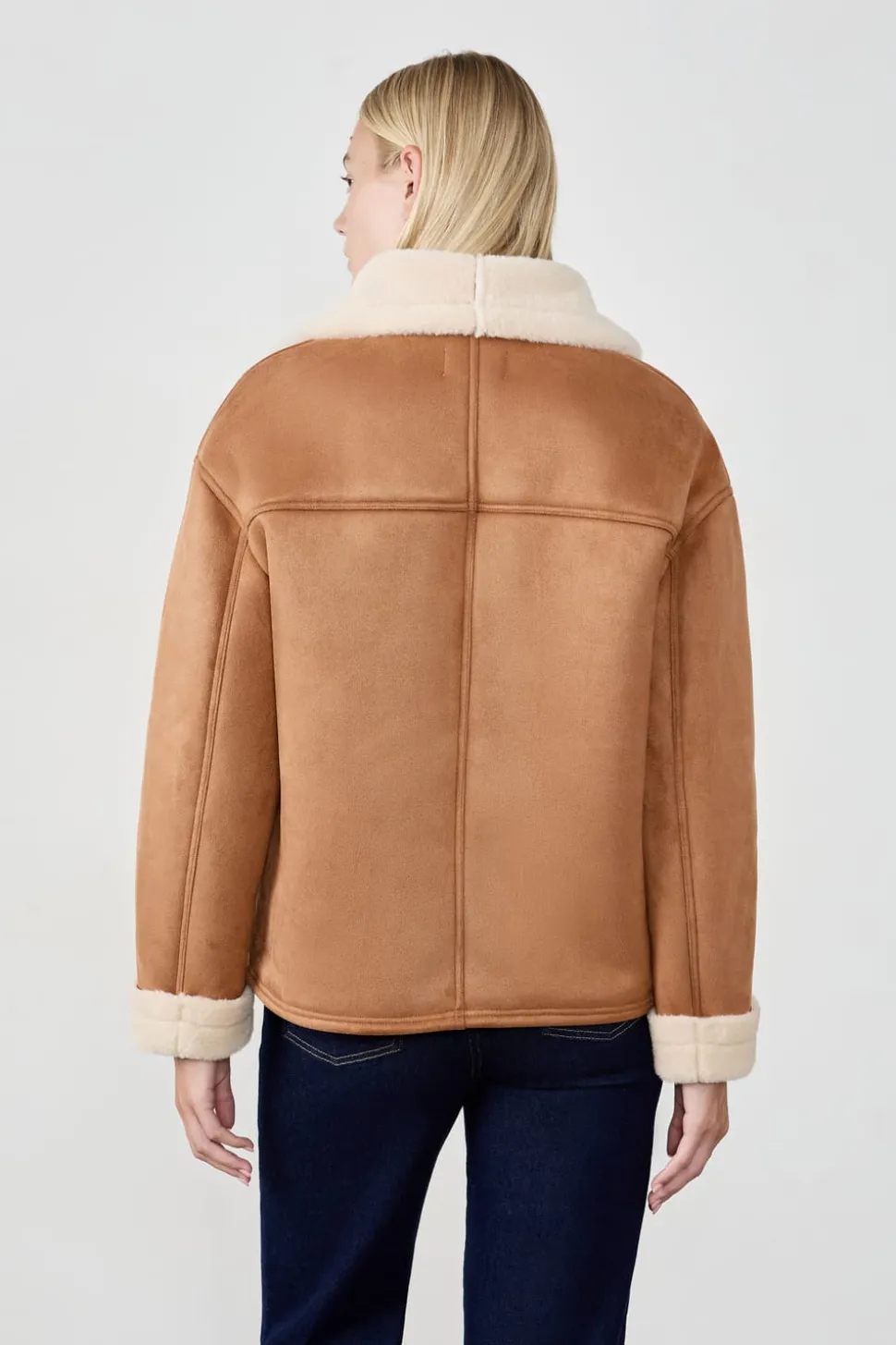 Abrigo corto de piel sintética