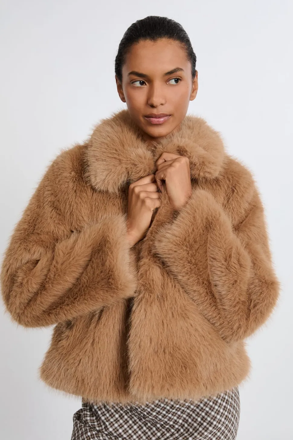 Abrigo corto de piel sintética