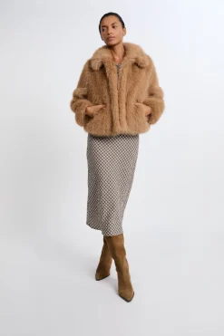 Abrigo corto de piel sintética