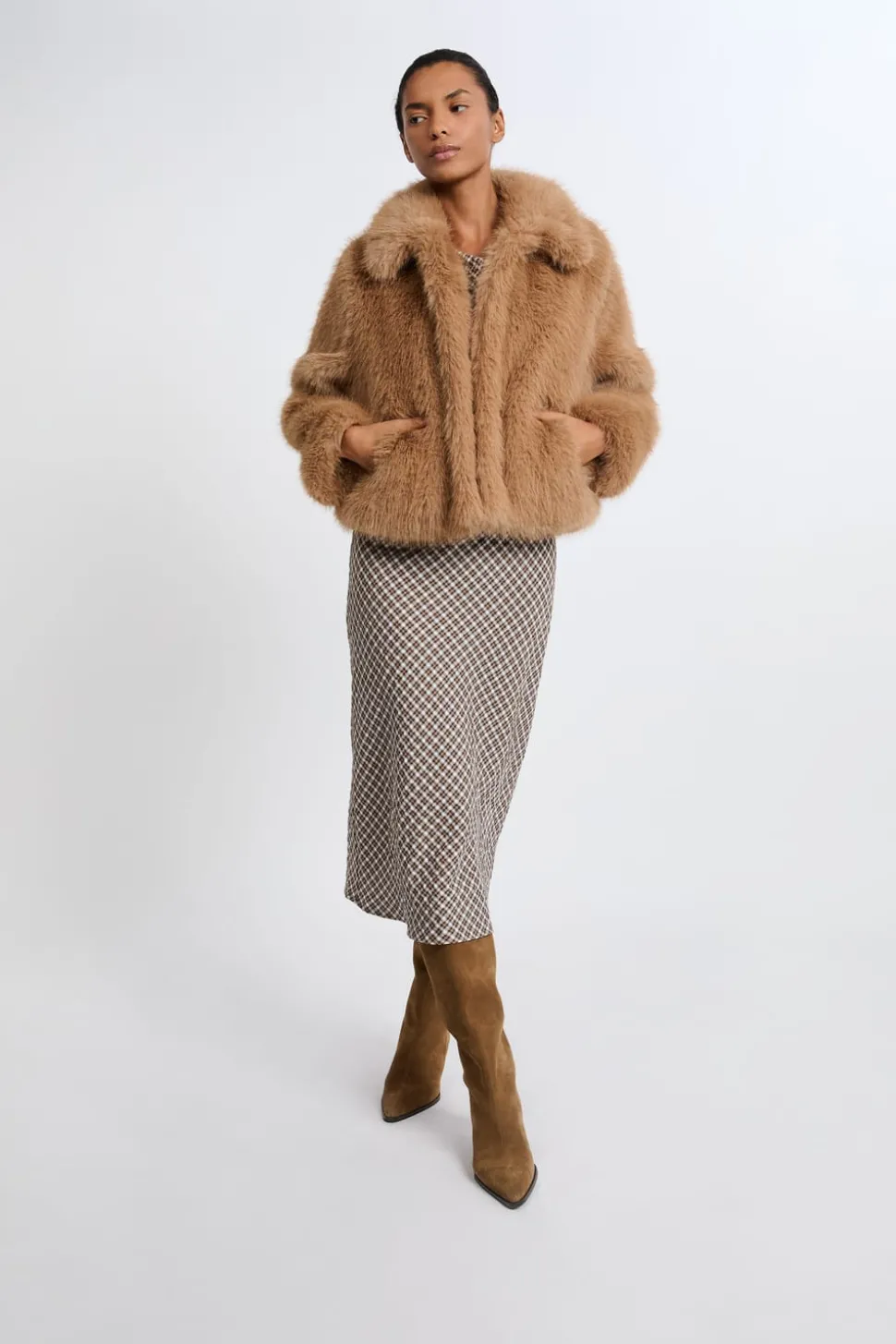 Abrigo corto de piel sintética