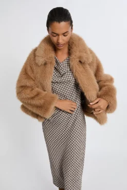 Abrigo corto de piel sintética