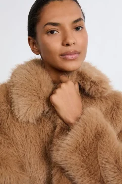 Abrigo corto de piel sintética