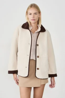 Abrigo corto de piel sintética