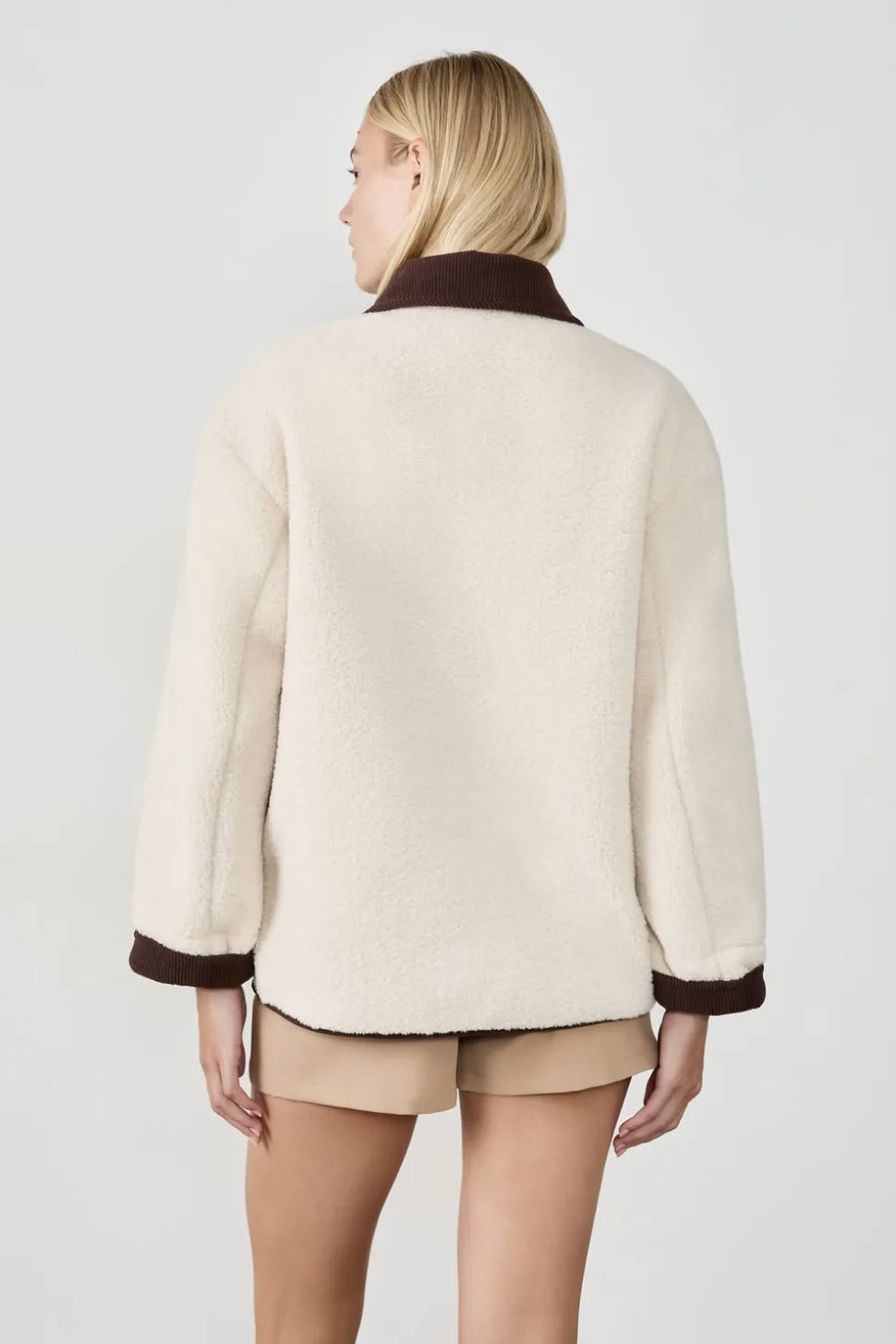 Abrigo corto de piel sintética