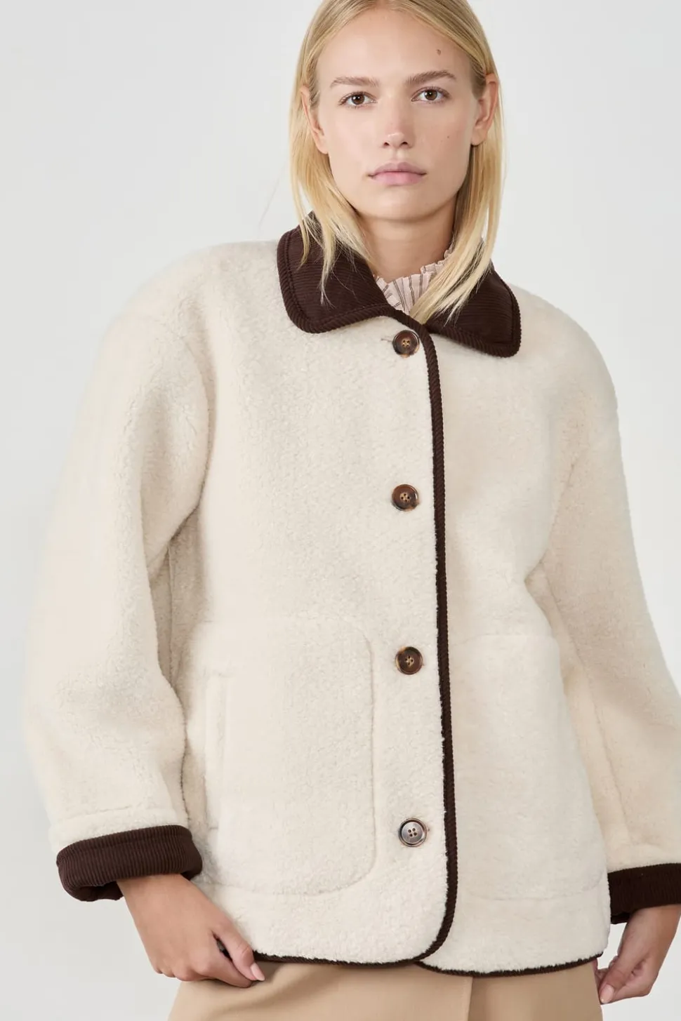 Abrigo corto de piel sintética