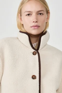 Abrigo corto de piel sintética