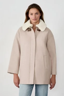 Abrigo medio largo con lana y cuello de piel sintética