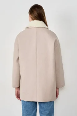 Abrigo medio largo con lana y cuello de piel sintética