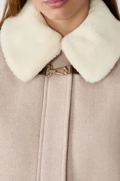 Abrigo medio largo con lana y cuello de piel sintética