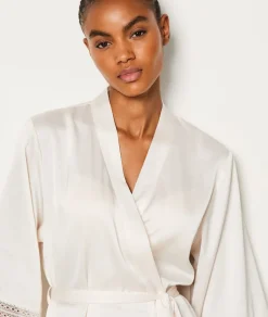 Bata de satén con detalles de encaje