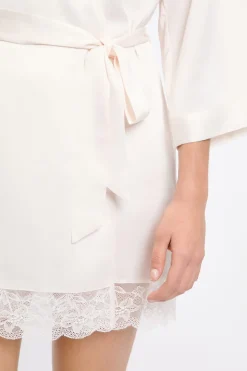 Bata kimono satinada con detalles de encaje