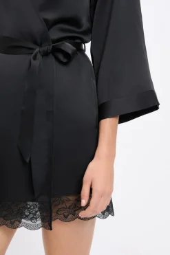 Bata kimono satinada con detalles de encaje