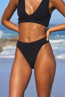 Bikini de pierna alta con braguita elástica