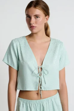 Blusa satinada de manga corta estampada con lazos