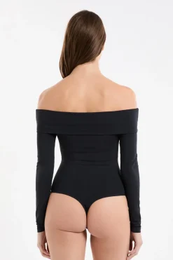 Body con hombros descubiertos