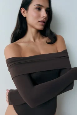 Body con hombros descubiertos