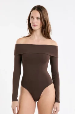 Body con hombros descubiertos