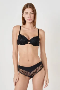 Braga brasileña con bordado