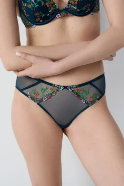 Braguita brasileña de tul bordado