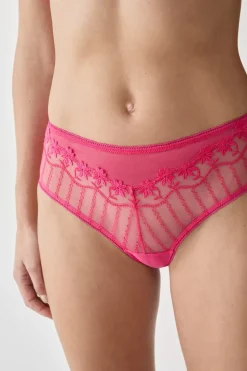 Braguita brasileña de tul bordado