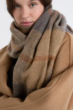 Bufanda a cuadros con flecos