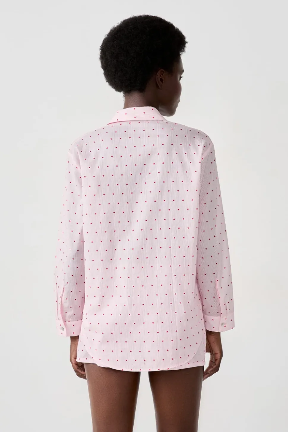 Camisa de pijama con corazones