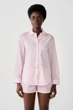 Camisa de pijama con corazones