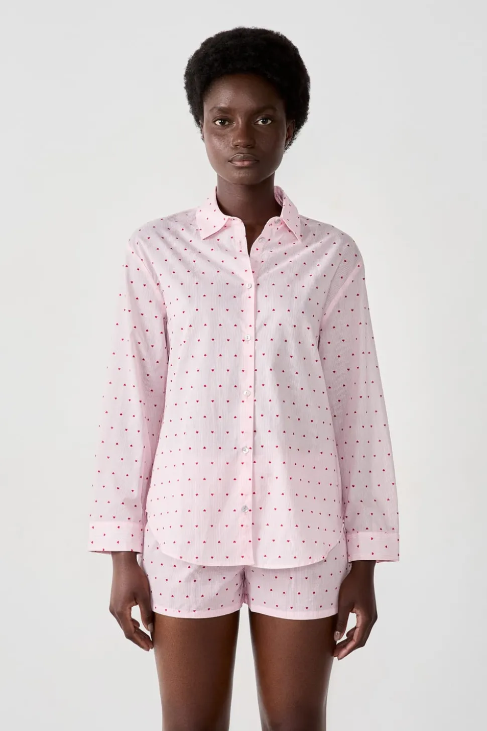 Camisa de pijama con corazones