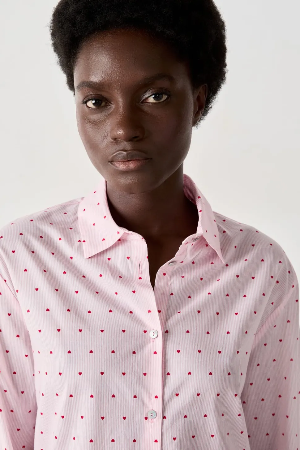 Camisa de pijama con corazones