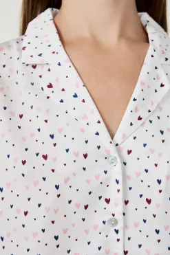 Camisa de pijama de satén con estampado de corazones