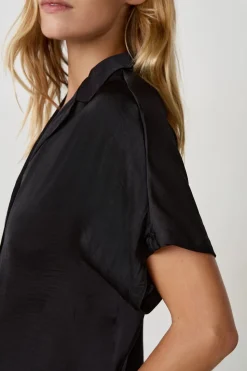 Camisa de satén de manga corta