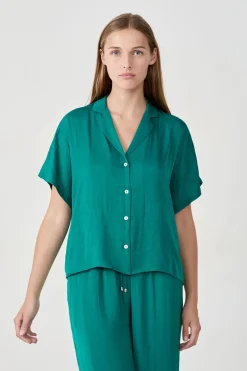 Camisa satinada de manga corta