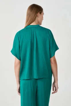 Camisa satinada de manga corta