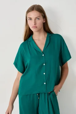 Camisa satinada de manga corta