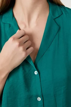 Camisa satinada de manga corta