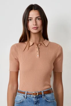 Camiseta acanalada de manga corta con cuello abotonado