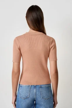 Camiseta acanalada de manga corta con cuello abotonado