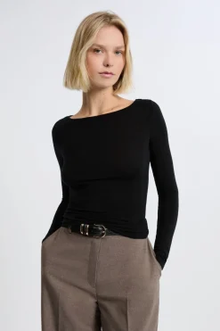 Camiseta con cuello barco y lana