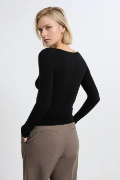 Camiseta con cuello barco y lana