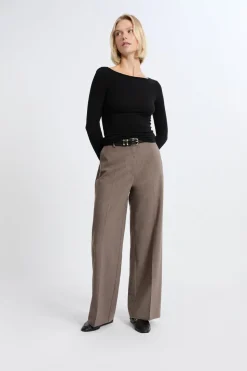 Camiseta con cuello barco y lana