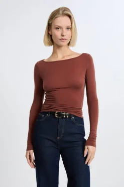 Camiseta con cuello barco y lana