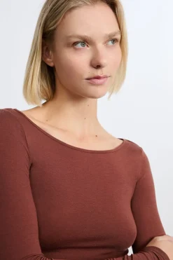 Camiseta con cuello barco y lana