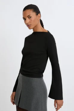 Camiseta con cuello barco y mangas largas anchas