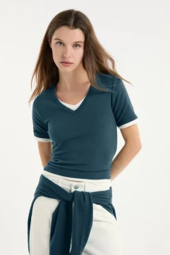 Camiseta con cuello en V y algodón