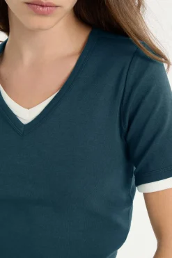 Camiseta con cuello en V y algodón